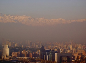 Photo montrant un pic d'ozone avec smog d'été sur à Santiago du Chili.