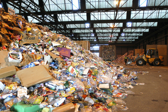 Photo d'une usine de tri des déchets.