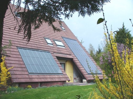 Photo représentant des panneaux solaires thermiques en toiture